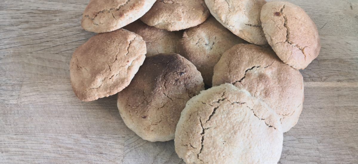 HAZELNUT CHOCOLATE-FILLED OAT COOKIES