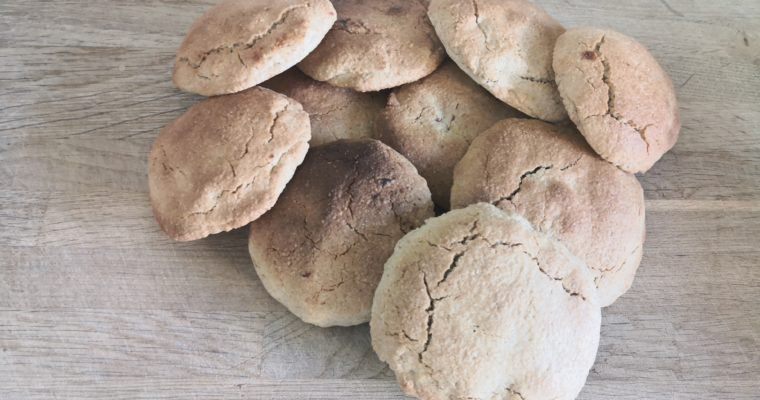 HAZELNUT CHOCOLATE-FILLED OAT COOKIES